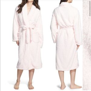 Giraffe at home chenille robe in light pink. Worn once